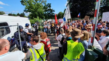 la-police-fait-barrage-devant-l-hopital-photo-progres-catherine-aulaz-1630160085