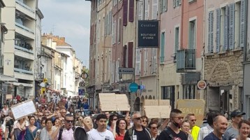 le-cortege-dans-les-rues-de-bourg-photo-progres-laurent-_002