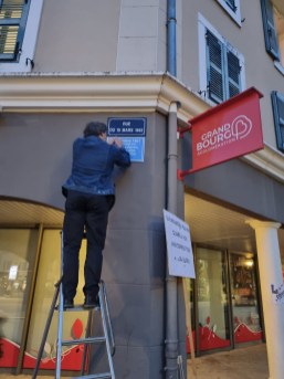 la-commemoration-s-est-achevee-par-l-apposition-d-une-plaque-symbolique-en-lieu-et-place-du-rassemblement-qui-avait-lieu-rue-du-19-mars-1962-photo-emmanuel-marquez-1729200622
