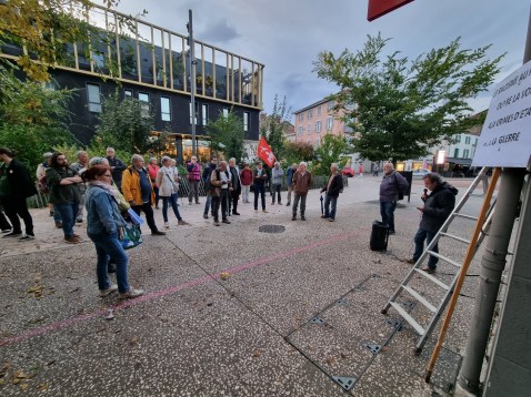 la-commemoration-des-massacres-du-17-octobre-1961-a-reuni-une-cinquantaine-de-personnes-ce-jeudi-elle-s-est-achevee-par-l-apposition-d-une-plaque-symbolique-en-lieu-et-place-du-rassemblement-qui-avait-lieu-r (1)