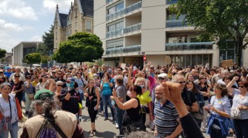 les-manifestants-rassembles-devant-la-prefecture-de-bour_005