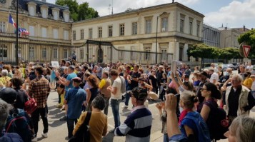 les-manifestants-rassembles-devant-la-prefecture-de-bour_006