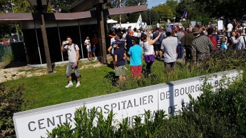 les-manifestants-stationnent-devant-le-portail-de-fleyriat-photo-progres-frederic-boudouresque-1630159989