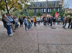 la-commemoration-des-massacres-du-17-octobre-1961-a-reuni-une-cinquantaine-de-personnes-ce-jeudi-elle-s-est-achevee-par-l-apposition-d-une-plaque-symbolique-en-lieu-et-place-du-rassemblement-qui-avait-lieu-r (3)