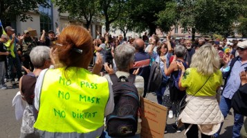 les-manifestants-rassembles-devant-la-prefecture-de-bour_002