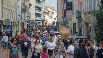 le-cortege-dans-les-rues-de-bourg-photo-progres-laurent-_004
