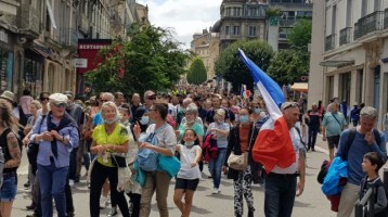 le-cortege-dans-les-rues-de-bourg-photo-progres-laurent-_008