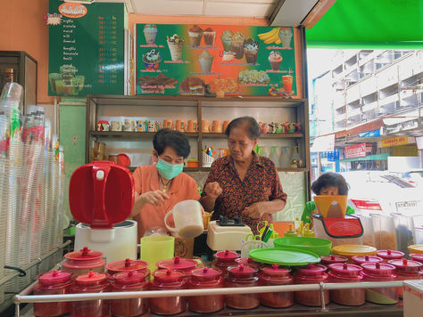 ความอบอุ่นจากคุณป้าสามสาว ร้านกาแฟอังกุลรัตน์