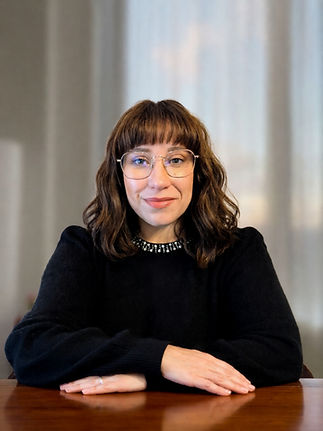 Psicóloga Raquel Custódio ao computador em atendimento clínico à distância para portugueses no estrangeiro.