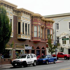 DSC00736_east_side_of_San_Benito_Street_at_Fifth_Street,_Hollister,_California,_June_16,_2