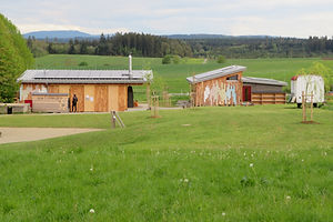 Für den Ausbau der Ganztagesbetreuung an der Maximilian-Kolbe-Schule in Rottweil entstand auf dem Schulgelände ein Naturhort, als eigenständiges Gebäudeensemble aus insgesamt drei Holzhäusern mit einer Bruttogeschossfläche von 380 m².
Aus dem Gedanken der Naturverbundenheit und Nachhaltigkeit wurden die Gebäude komplett aus Holz erstellt und nur auf Schraubfundamenten auf die Wiese gesetzt. Die Kinder sollen im freien Übergang zwischen Haus und Natur die Hortbetreuung erleben.
„Wertvolle Naturpädagogik in Wald und Wiese wird hier neben freien Spiel- und Entdeckungsmöglichkeiten den Nachmittag der Kinder bestimmen und auf dem neu gestalteten Hortgelände mit Schulgarten, Sandelplatz und Außenküche eine willkommene Abwechslung im Schulalltag darstellen.“ (MKS-Homepage)
Im Dezember 2022 war es soweit und das erste Gebäude wurde auf die Schraubfundamente gesetzt. Im Januar 2023 folgte das zweite Haus und das Richtfest wurde gefeiert.
Am 03. Mai 2024 wurden die beiden Gebäude im Rahmen eines großen Schulfestes eingeweiht und durch Pfarrer Timo Weber gesegnet.
Aktuell wird noch auf einen Förderbescheid gewartet, um auch das dringend benötigte dritte Gebäude in Angriff zu nehmen.