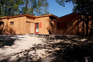 Für den Verein "Waldwichtel Reutlingen" e.V.“ entstand mitten im Wasenwald Reutlingen eine Kindertageseinrichtung mit Multifunktionsräumen zur flexiblen Nutzung für die Ganztagesbetreuung.
Konstruktion/Bauweise:
Das Gebäudeensemble wurde als Holzbau, mit ökologisch nachwachsenden Baustoffen, in Holzständerbauweise errichtet.