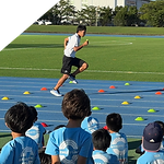 子ども達を指導するコーチ