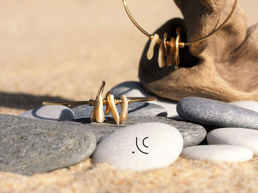Créoles en Or 14 Kt qui ne s'oxyde jamais avec les premiers coquillages que j'avais shapés en 2015. Plage de sable blond et galets ovales gris et blanc en décor