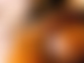 Mains de l'artisane Linda Clarini Bijoux en coquillage en train de percer un coquillage avec précision à l'aide d'un outil rotatif et d'une mèche diamantée que l'on voit entrée dans le coquillage.