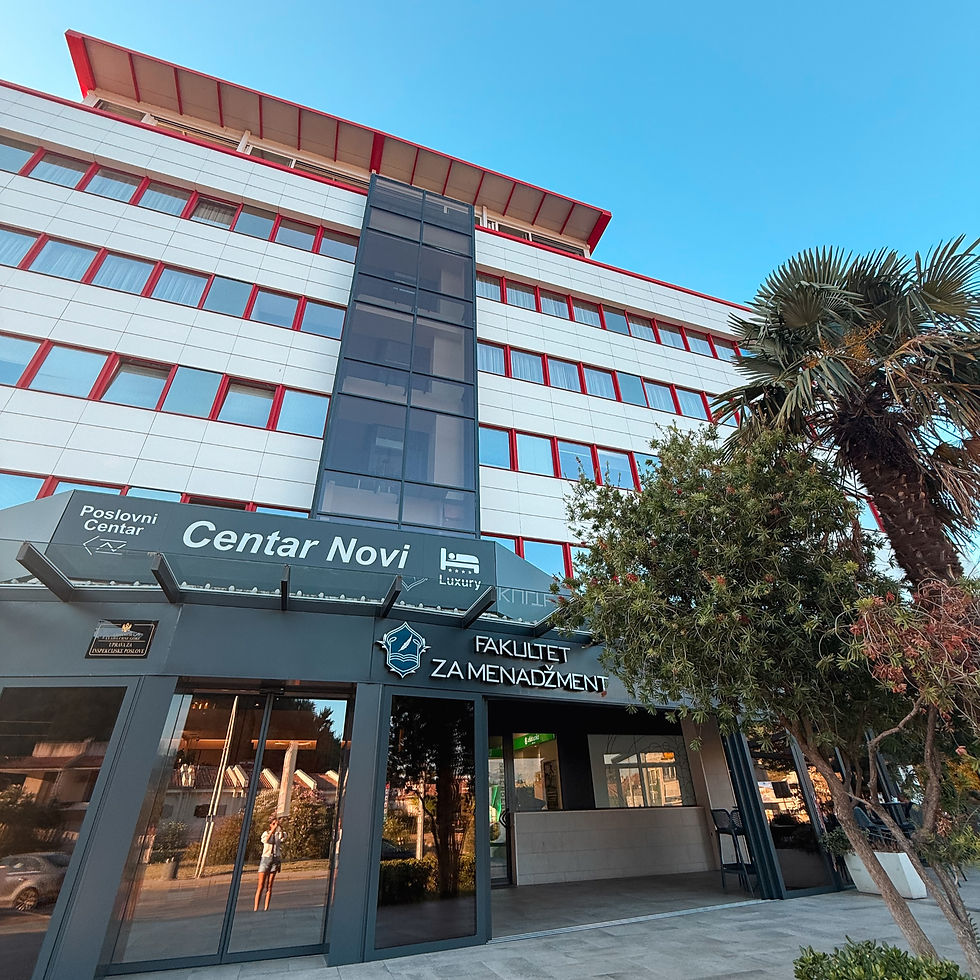 La entrada del hotel Centar Novi