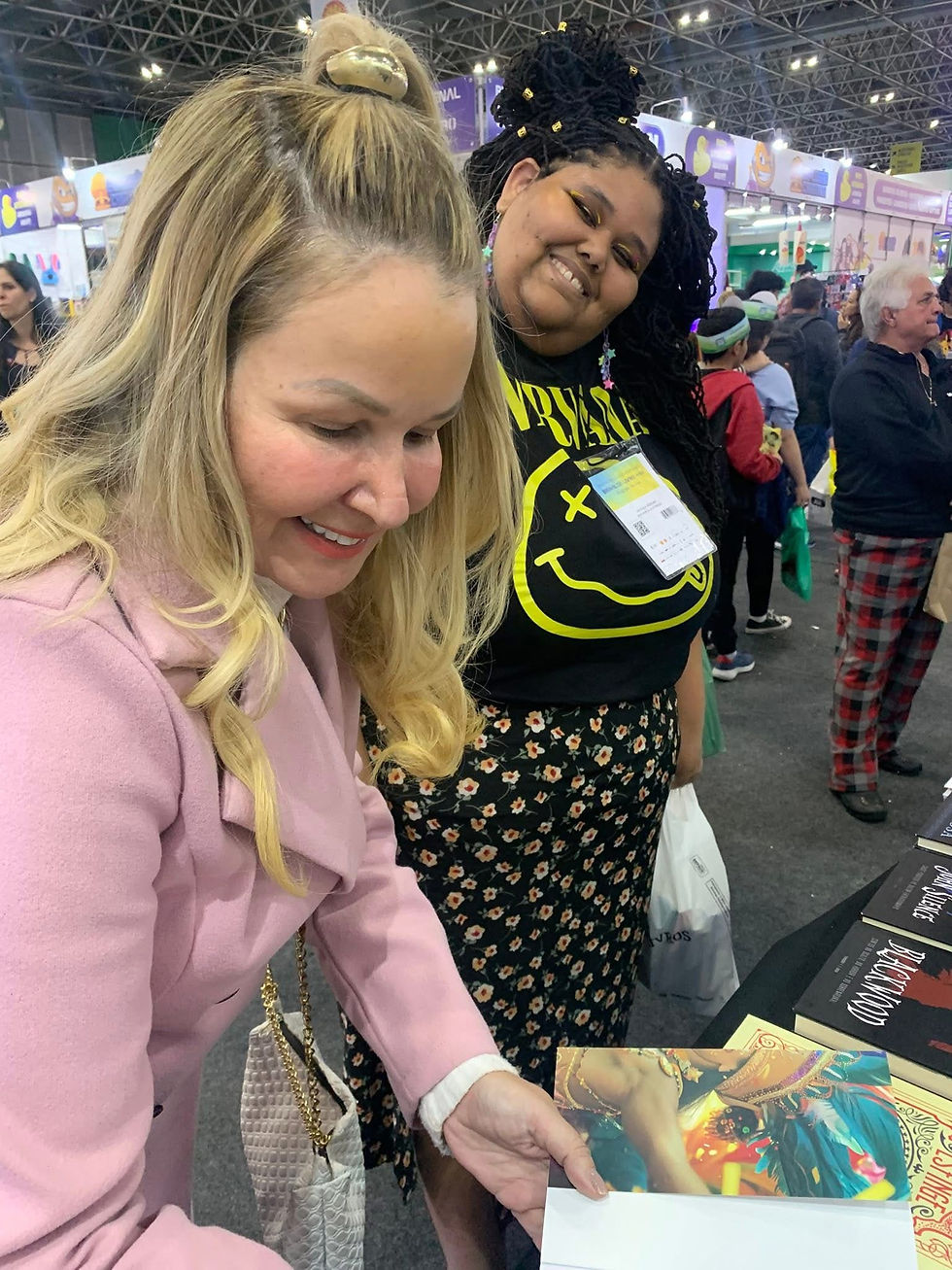 Viviane Fernandes autografando um de seus livros .
