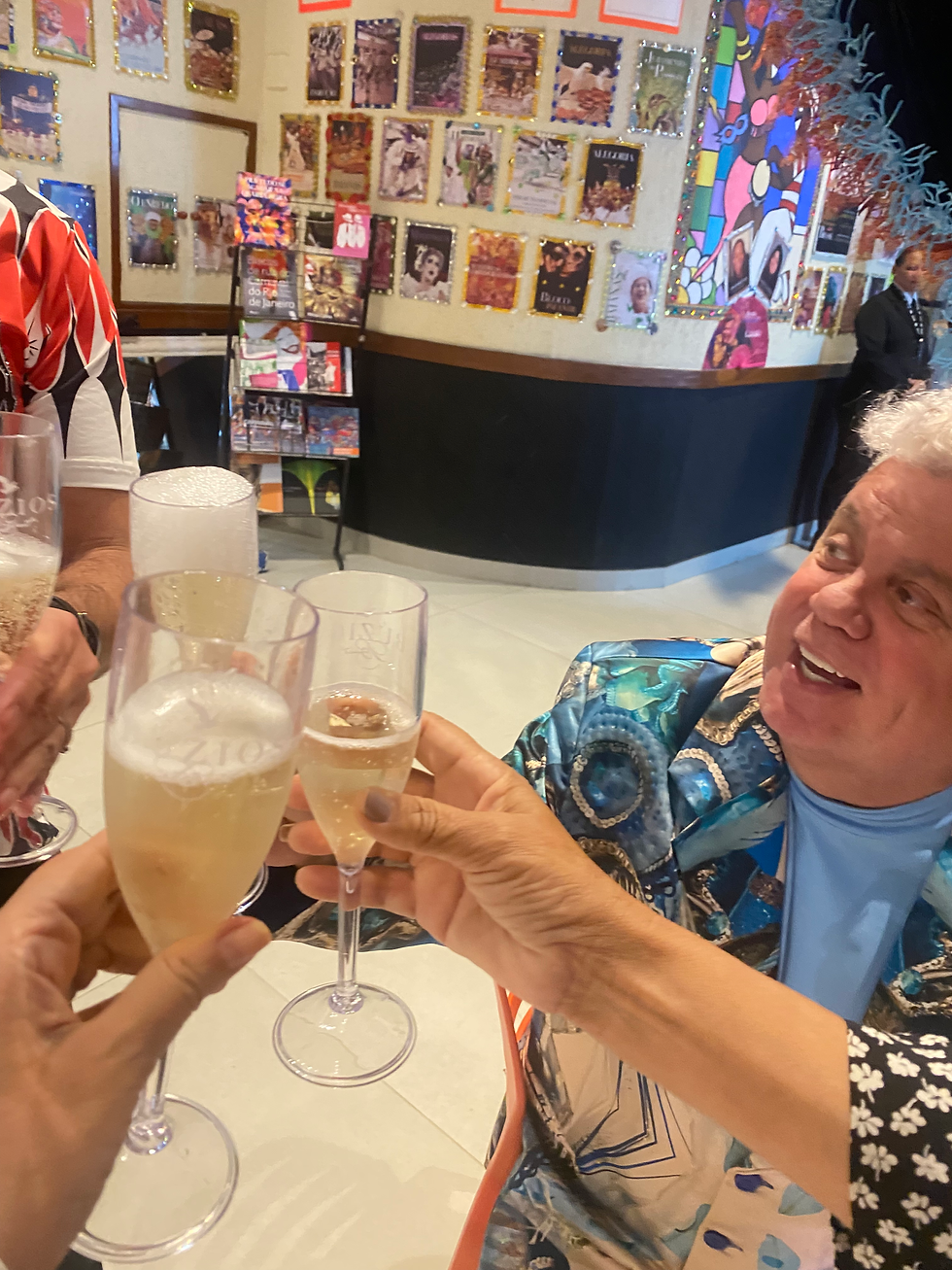 Milton Cunha brindando ao Sucesso da Academoa Brasileira de Artes Carnavalescas e ao homenageado Gabriel David