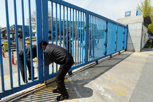 한국GM 공장폐쇄 후폭풍… 군산 일자리 절반 사라지나