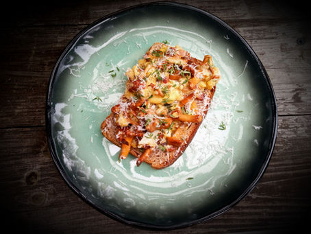 Jajecznica z leśnymi kurkami, wędzonym boczkiem i tymiankiem