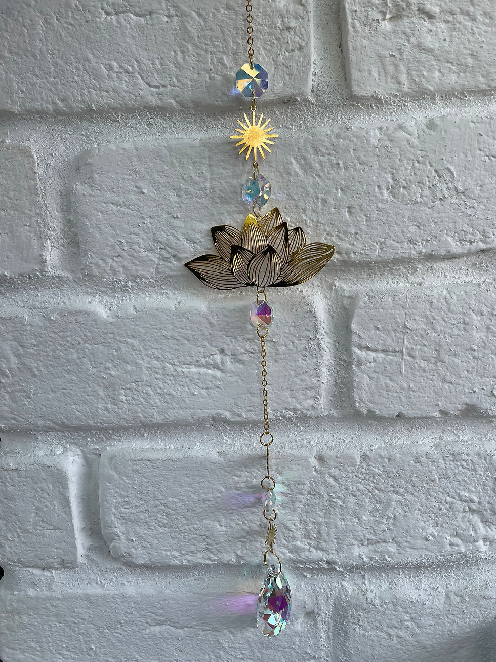 Miniature : Ornement suspendu avec un soleil, fleur de lotus et cristaux sur briques blanches.