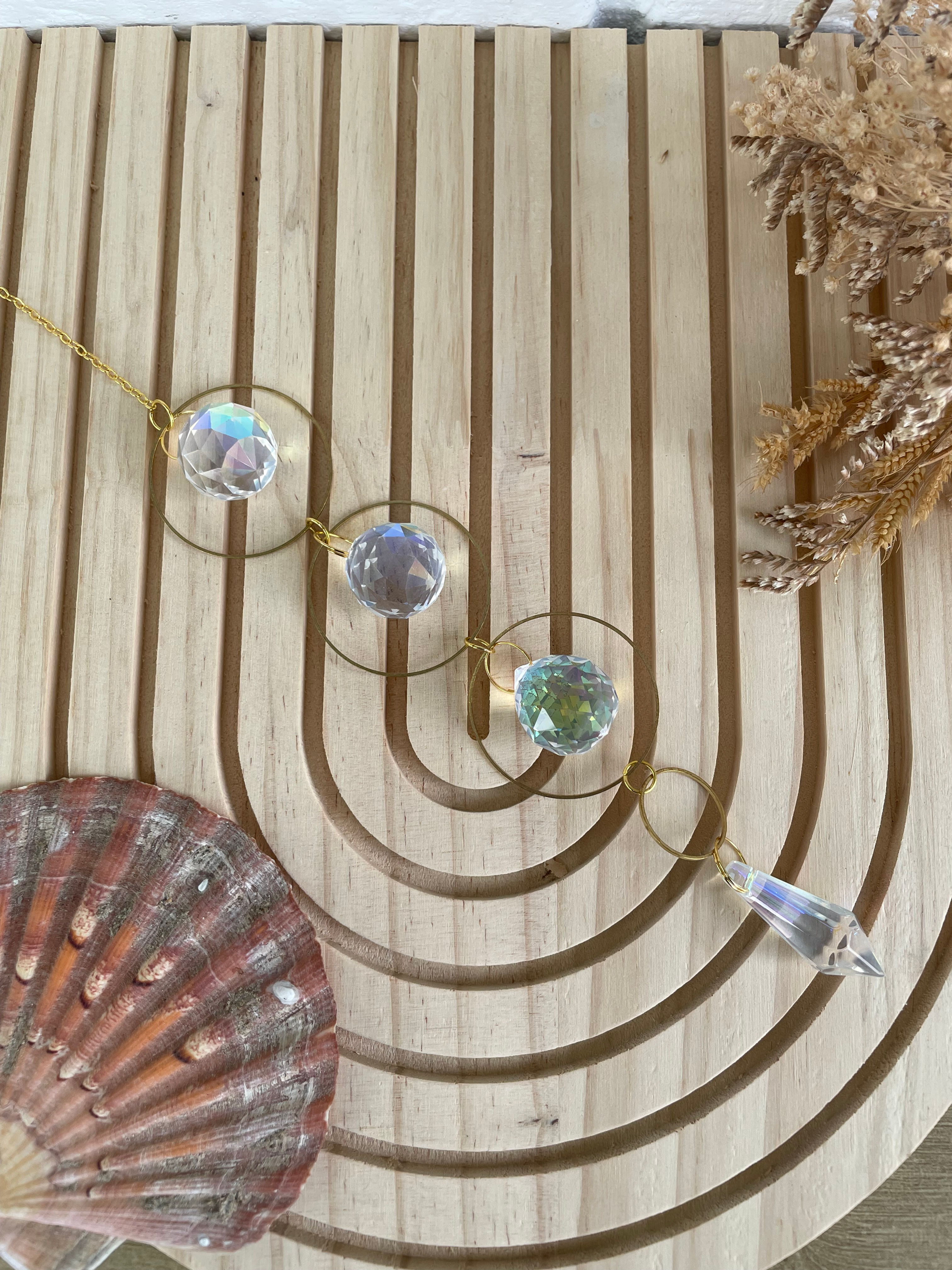 Collier avec des pierres précieuses sur un fond en bois décoratif.