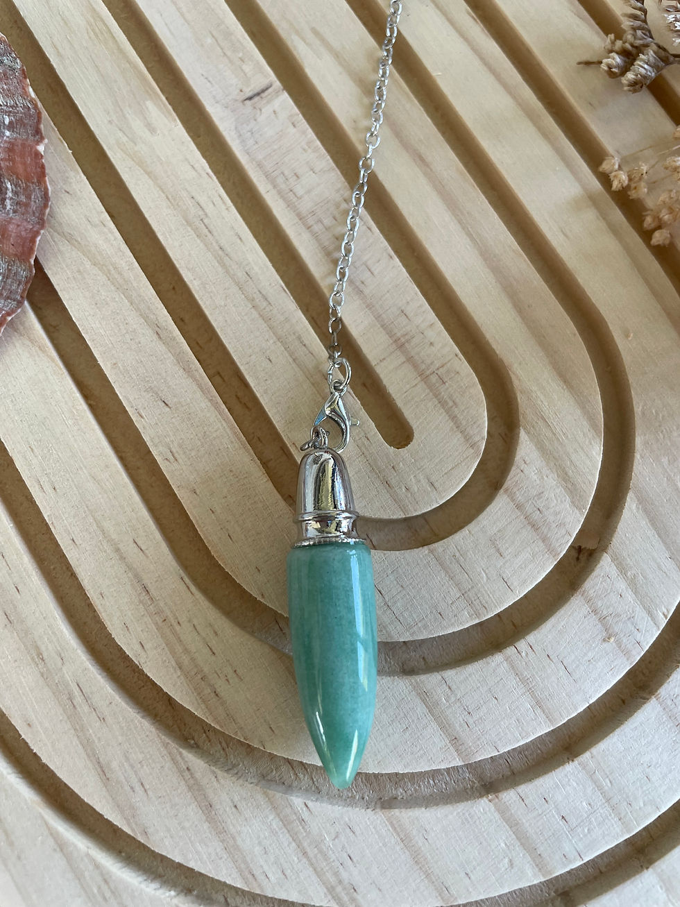 Miniature : Pendentif turquoise, chaîne argent, sur un fond en bois sculpté. Bracelet en Améthyste – Sérénité & Intuition