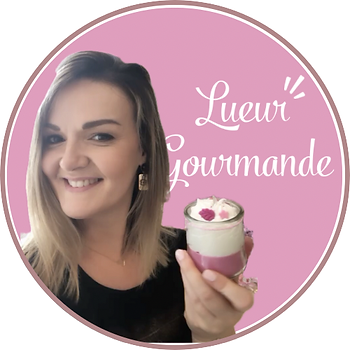 fille tenant une bougie gourmande avec de la chantilly