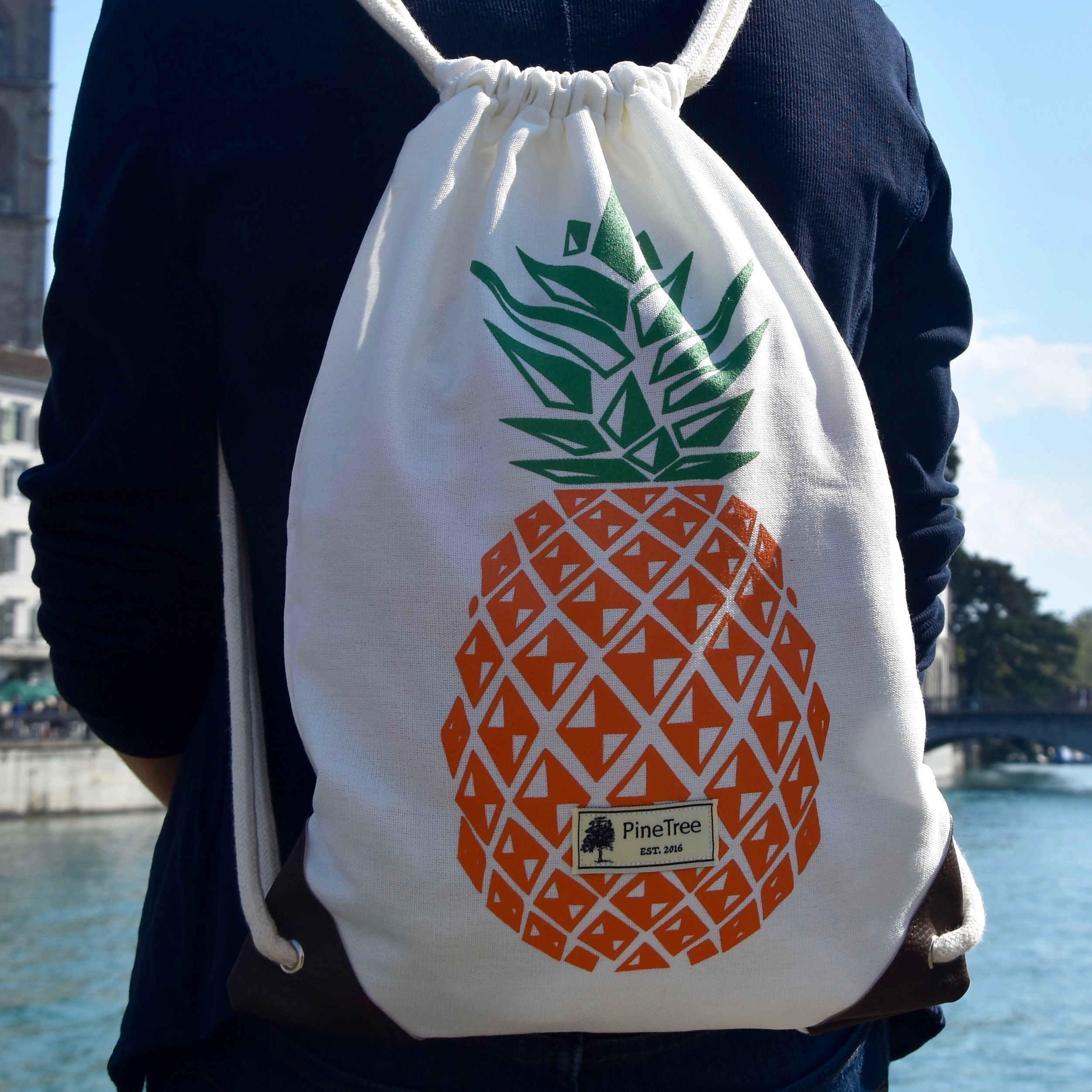 Weiss mit farbiger Ananas