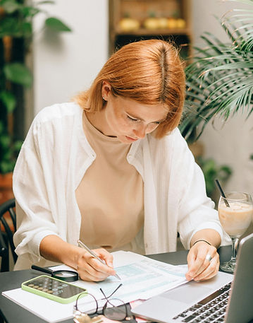 a-lady-working-on-his-1099-income.jpg