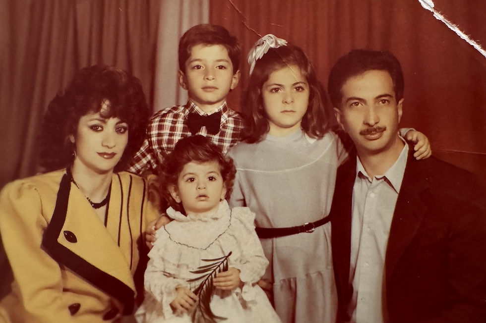 Մարգարիտան, ամուսինը՝ Սպարտակը, և զավակները՝ Սուրենը, Աստղիկը և Նարեն