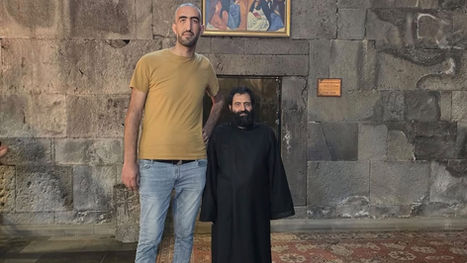 Տաթևի բարձր պատերի տակ նույնիսկ 2 մետր 34 սանտիմետրը փոքր է թվում