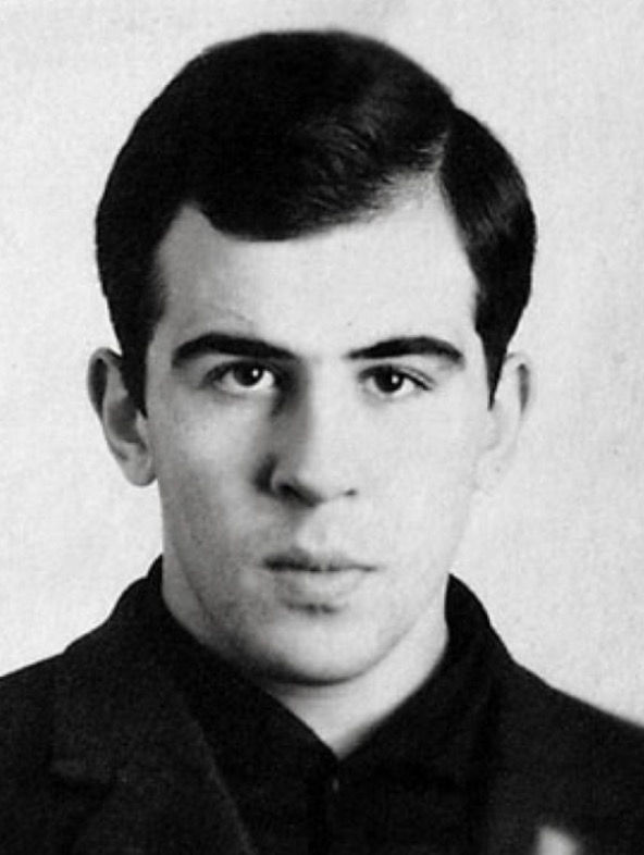 Երիտասարդ Սերգեյ Լավրով։ Չնայած նրան, որ պաշտոնապես նրա ազգային պատկանելությունը գրանցված էր որպես «ռուս», ապագա նախարարի արտաքին տեսքը մատնում էր հայկական ծագումը։