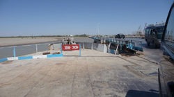 Pont fet de vaixells vells