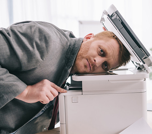 איש בודק את המדפסת.jpg