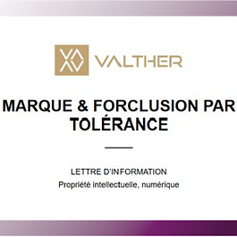 Dans un arrêt du 1er août 2025, la CJUE rappelle que, aux fins d’harmonisation du droit des marques au sein de l’Union européenne, la forclusion par tolérance doit se limiter aux cas prévus par la Directive de 2015 issue du « Paquet Marques ». Dès lors, il n’est pas possible d’appliquer un principe de droit national selon lequel le titulaire d’une marque perdrait son droit d’agir en contrefaçon pour avoir trop longtemps toléré l’usage d’un signe identique au sien, lorsque ce signe n’a pas été enregistré en tant que marque (Cour de justice de l’UE, 1er août 2025, C-452/24, EU:C:2025:618, Lunapark Scandinavia Oy Ltd / Hardeco Finland Oy). En vertu du principe de forclusion par tolérance, le titulaire d’une marque tolérant, pendant plus de cinq ans consécutifs, l’usage d’une marque postérieure, perd le droit d’agir en contrefaçon ou en nullité contre celle-ci. Cependant, cette règle, issue de la directive (UE) 2015/2436 du 16 décembre 2015, et transposée en France aux articles L.716-2-8 et L.716-4-5 du code de la propriété intellectuelle, ne s’applique que dans le cas où la marque postérieure tolérée a été enregistrée. En revanche, le simple usage de cette marque, sans dépôt, ne permet pas la mise en oeuvre de ce principe. Dans l’affaire en cause, la société finlandaise Lunapark avait procédé à l’enregistrement de la marque DRACULA pour des produits de confiserie. Au moment de cet enregistrement, en 2009, une autre société de droit finlandais (aux droits de laquelle venait la société Hardeco) commercialisait déjà des confiseries sous le nom DRACULA, mais n’avait pas déposé ce signe à titre de marque. Cet usage s’est poursuivi dans le temps, jusqu’en 2020, année durant laquelle Lunapark a assigné la société Hardeco en contrefaçon, pour faire cesser ces actes. Les juridictions finlandaises n’ont pas fait droit à la demande de Lunapark au motif que cette dernière aurait dû, selon un principe général de droit privé de droit finlandais (distinct de la législation sur le droit des marques), exercer son action dans un délai raisonnable après avoir eu connaissance des faits litigieux. Elle aurait donc perdu son droit à agir en contrefaçon, du fait de son inaction prolongée. Dans cet arrêt du 1er août 2025, la Cour de justice estime qu’un tel principe général de droit privé ne peut s’appliquer : en effet, la forclusion par tolérance doit se limiter au cas visé par la directive (UE) 2015/2436 du 16 décembre 2015, à savoir la tolérance d’une marque postérieure enregistrée. En revanche, le fait de tolérer l’usage d’une marque non enregistrée, même pendant plus de cinq ans, ne saurait priver le titulaire de la marque de son droit d’agir en défense de celle-ci.