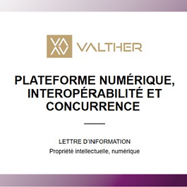 Le refus, par une société exploitant une plateforme numérique en position dominante, d’assurer l’interopérabilité de cette plateforme avec une application développée par un autre opérateur, est susceptible de constituer un abus de position dominante, même si ladite plateforme n’est pas indispensable à l’exploitation de cette application, dès lors qu’elle est susceptible de rendre cette dernière plus attractive (CJUE, Gde Ch., 25 février 2025, Alphabet Inc., Google LLC et a. c/ Autorità Garante della Concorenzza e del Mercato, en présence de ENL et a., Aff. C-233/23). La société Enel Italia, appartenant au groupe Enel, qui gère plus de 60% des bornes de recharge automobiles en Italie, a développé une application dénommée JuicePass, proposant un ensemble de fonctionnalités pour la recharge des véhicules. Cette application fonctionne avec Android OS et est disponible sur Google Play. Google avait néanmoins refusé à deux reprises de fournir à Enel une solution (dénommée « Modèle ») permettant d’assurer l’interopérabilité de cette application avec sa plateforme Android Auto, adaptation d’Android OS équipant les véhicules automobiles. Pourtant, elle avait accepté de fournir un tel modèle d’interopérabilité pour d’autres applications, étant précisé par ailleurs qu’Android Auto accueille les applications Google Maps et Waze, appartenant à Google et susceptibles de proposer certaines fonctionnalités équivalentes à celles de JuicePass. L’autorité de la concurrence italienne a jugé que ce refus, qui avait pour effet de retarder la disponibilité de l’application JuicePass sur Android Auto, constituait un abus de position dominante au sens de l’article 102 TFUE. Le Conseil d’Etat italien, incertain de l’application de la jurisprudence antérieure de la Cour de Justice dans cette affaire, a saisi celle-ci de plusieurs questions préjudicielles. En effet, dans un arrêt Bronner (26 novembre 1998, Aff. C-7-97), la Cour avait dit pour droit que le refus d’accès à une infrastructure développée par une entreprise en position dominante était susceptible de constituer un abus de cette position à trois conditions : 1/ Que ce refus soit de nature à éliminer toute concurrence sur le marché en cause, 2/ Que ce refus ne puisse être objectivement justifié, et 3/ Que l’infrastructure en elle-même soit indispensable à l’exercice de l’activité de l’opérateur qui sollicite l’accès à cette infrastructure. Or, dans l’affaire au principal, l’accès à Android Auto (l’infrastructure) n’était pas indispensable à l’exploitation de l’application JuicePass, qu’Enel a d’ailleurs pu exploiter dans l’intervalle. Réunie en Grande Chambre, signe de l’importance de l’arrêt, la Cour de Justice dit pour droit que la 3ème condition qu’elle a énoncée dans son arrêt Bronner ne vaut que pour le cas où l’infrastructure a été développée par l’entreprise en position dominante pour ses seuls besoins propres ; cette condition vise en effet à éviter que l’entreprise se voit contrainte, sur simple demande des tiers, de leur accorder un accès à cette infrastructure, ce qui affecterait à l’excès sa faculté de recouvrer ses investissements. En revanche, selon la Cour, lorsque l’infrastructure n’a pas été développée pour les seuls besoins de l’activité propre de l’entreprise mais pour permettre à des tiers de l’utiliser, la conséquence de l’abus de position dominante, qui est de forcer cette entreprise à contracter avec le tiers qui requiert l’accès, n’altère pas « fondamentalement » son modèle économique ; ce qui justifie la mise à l’écart de la 3ème condition énoncée dans l’arrêt Bronner. La Cour précise encore, en réponse aux autres questions : Que le fait que l’entreprise qui a sollicité l’accès, et ses concurrents, aient pu se développer sur le marché malgré le refus d’interopérabilité ne suffisait pas à décider que ce refus n’avait pas produit d’effet anticoncurrentiel, l’effet d’un refus sur la concurrence devant s’apprécier au regard de toutes les circonstances pertinentes ; Que l’entreprise en position dominante peut invoquer, comme justification objective de son refus (2ème condition de l’arrêt Bronner), le fait que l’octroi de l’accès (l’interopérabilité) compromettrait l’intégrité de sa plateforme ou la sécurité de son utilisation, ou encore que l’interopérabilité requise est techniquement impossible.