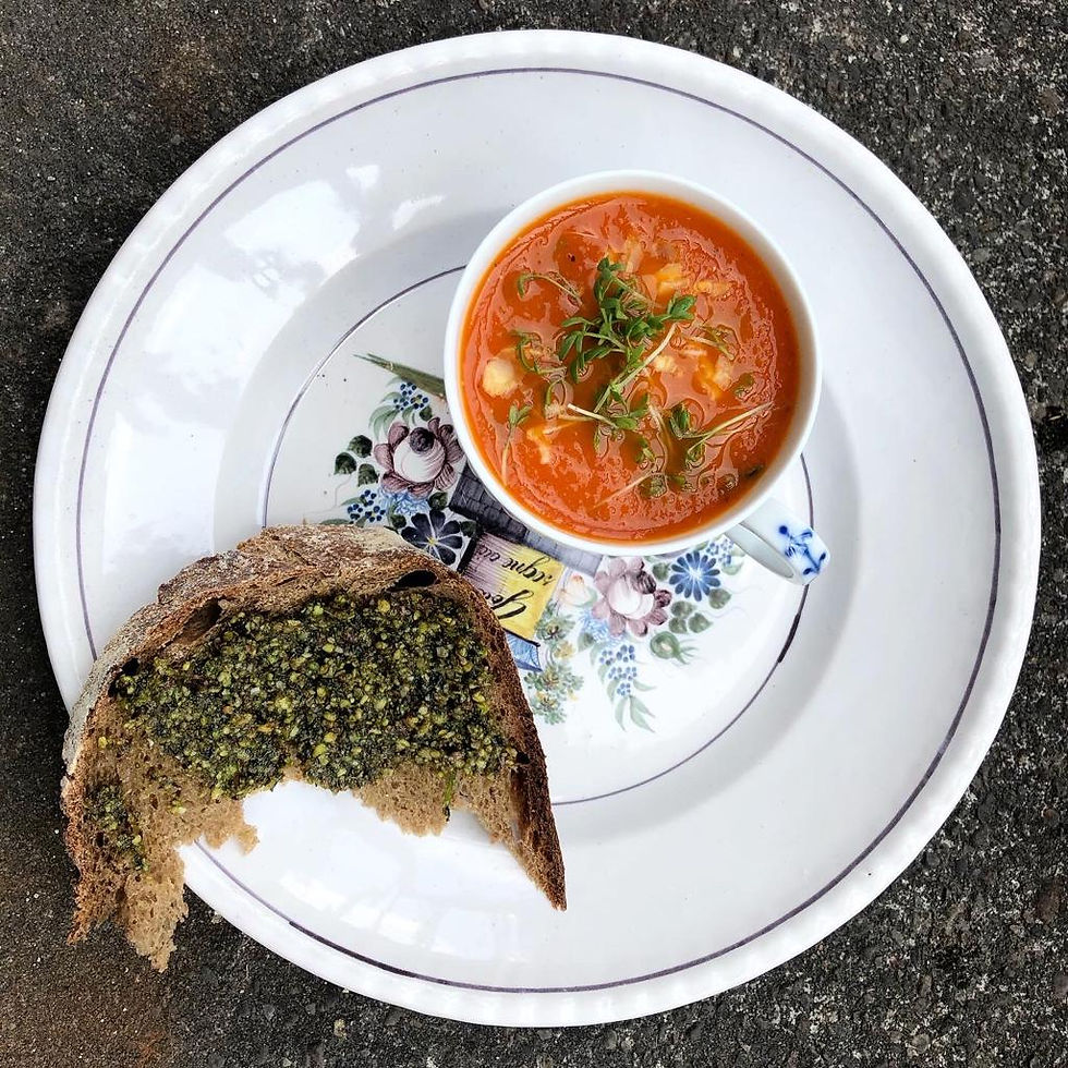 Pittige paprika soep met pistache pesto- vegan