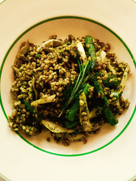 Bulgur salade met groene asperges, venkel en kruidenpasta