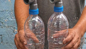 No volverás a tirar las botellas de plástico después de descubrir la genial idea de un fontanero jubilado