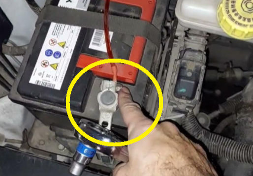 Este simple error esta acabando con la vida tu batería: Los mecánicos de coche no te lo dirán