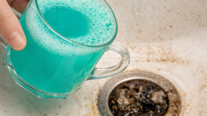 Antes de llamar al fontanero prueba esta receta casera para desatorar tuberías de desagüe en segundos