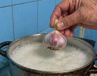 Un chef jubilado me reveló el truco que casi nadie recuerda: Añade ajo a la leche hirviendo