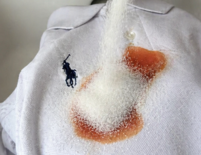 ¡El truco con azúcar que deja tu ropa blanca y sin manchas en segundos! 👕🤍