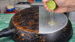Así limpian las sartenes sucias en segundos con un limón: El truco casero que casi nadie aprovecha