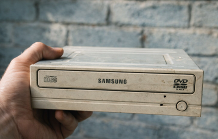 Antes de tirar un lector de DVD viejo descubre un componente oculto