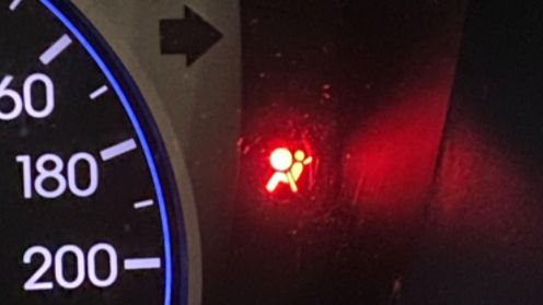 🚨 ¡Si ves esta luz en tu tablero, no ignores el peligro! Sal de tu coche de inmediato 🚗💥