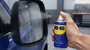 WD-40 sobre el espejo retrovisor: ¿por qué el agua puede resbalar con mayor facilidad?