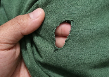 Lo que muchos sastres no te explican: así puedes reparar agujeros difíciles en segundos