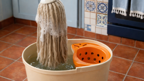 Mezcla casera para pisos que muchos subestiman: simple, barato y sorprendentemente eficaz